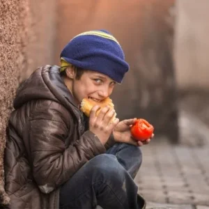 aciyan-cok-ama-ekmek-veren-yok-atasozunun-anlami.webp